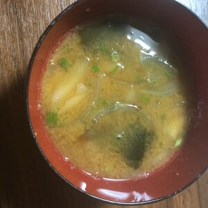 玉ねぎとわかめと葱のお味噌汁